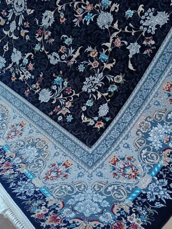 خرید فرش ماشینی 700 شانه برجسته طرح لارا رنگ سرمه ای فرش پر نقش و نگار فروشگاه آنلاین فرش ماشینی | فرش کاشان