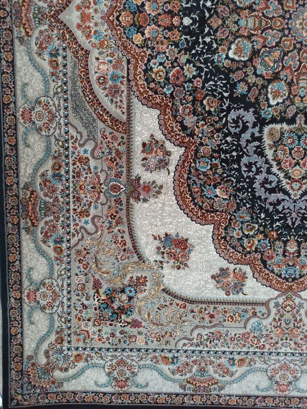 خرید فرش ماشینی 700 شانه برجسته سرمه ای طرح راز فرش پر نقش و نگار فروشگاه آنلاین فرش ماشینی | فرش کاشان