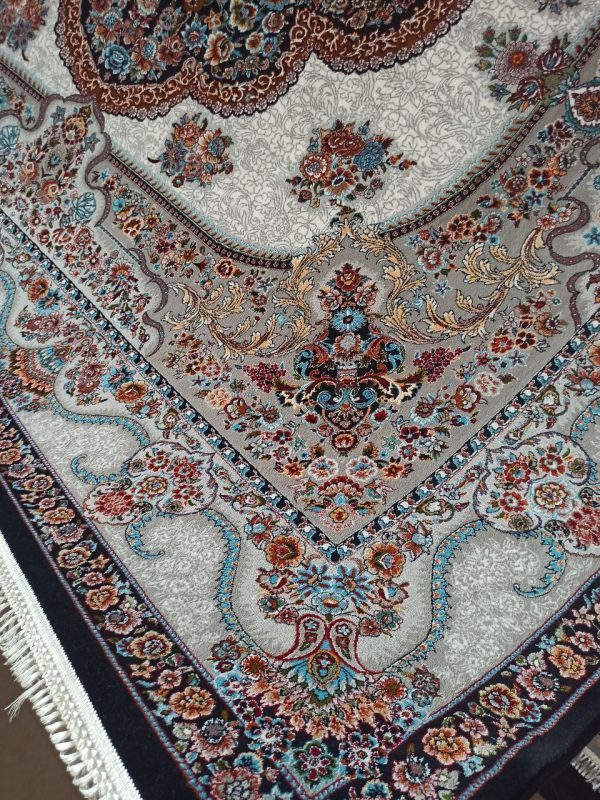 خرید فرش ماشینی 700 شانه برجسته سرمه ای طرح راز فرش پر نقش و نگار فروشگاه آنلاین فرش ماشینی | فرش کاشان
